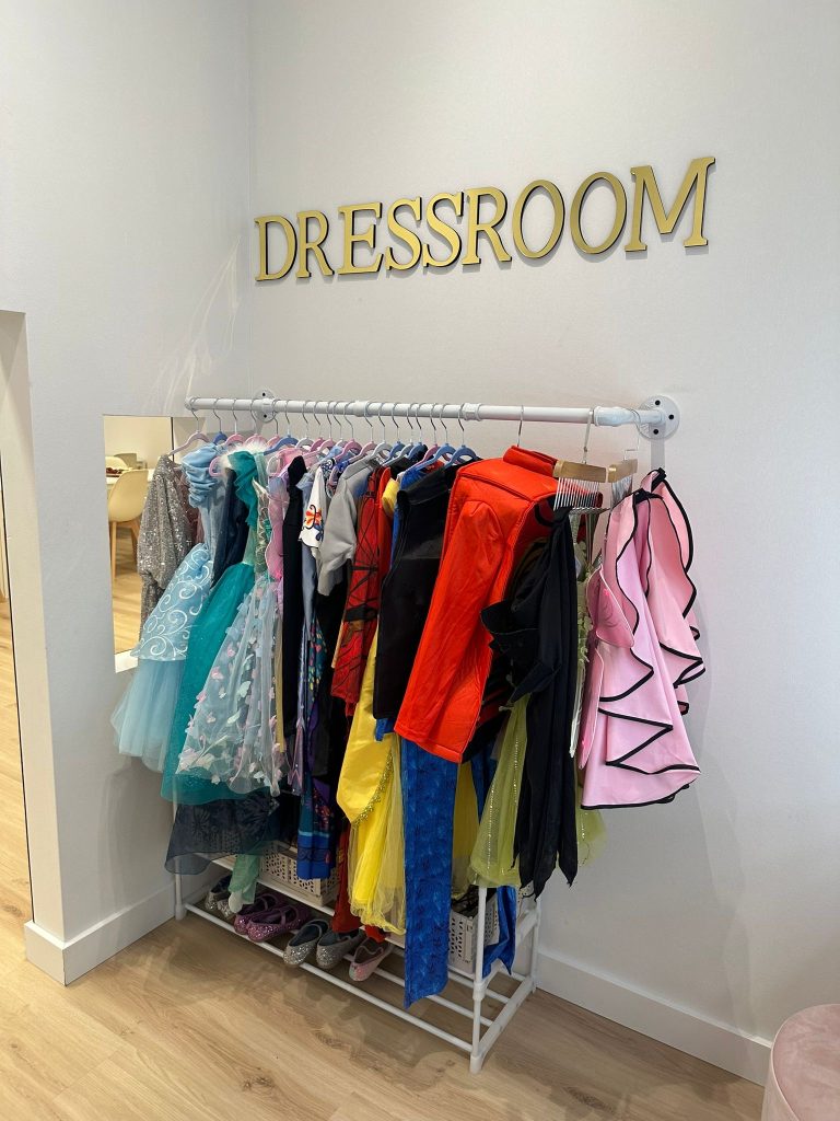 Dressroom mit Kostümen für Kinder-Workshops