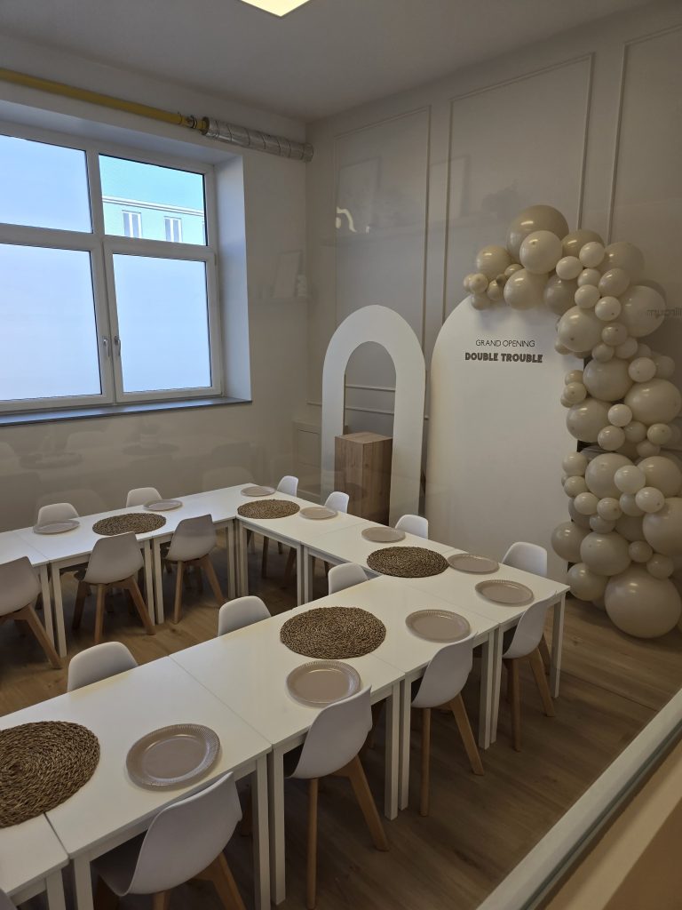 Kinderpartyraum Double Trouble mit festlicher Dekoration