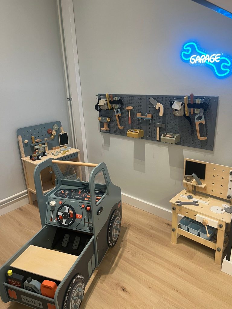 Garage Spielbereich in Troubletown mit Werkzeug und Fahrzeug