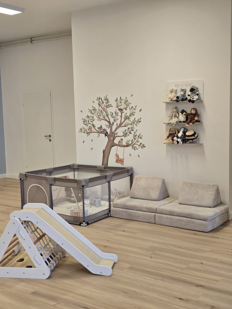 Baby-Ecke mit Laufstall und Spielsofa